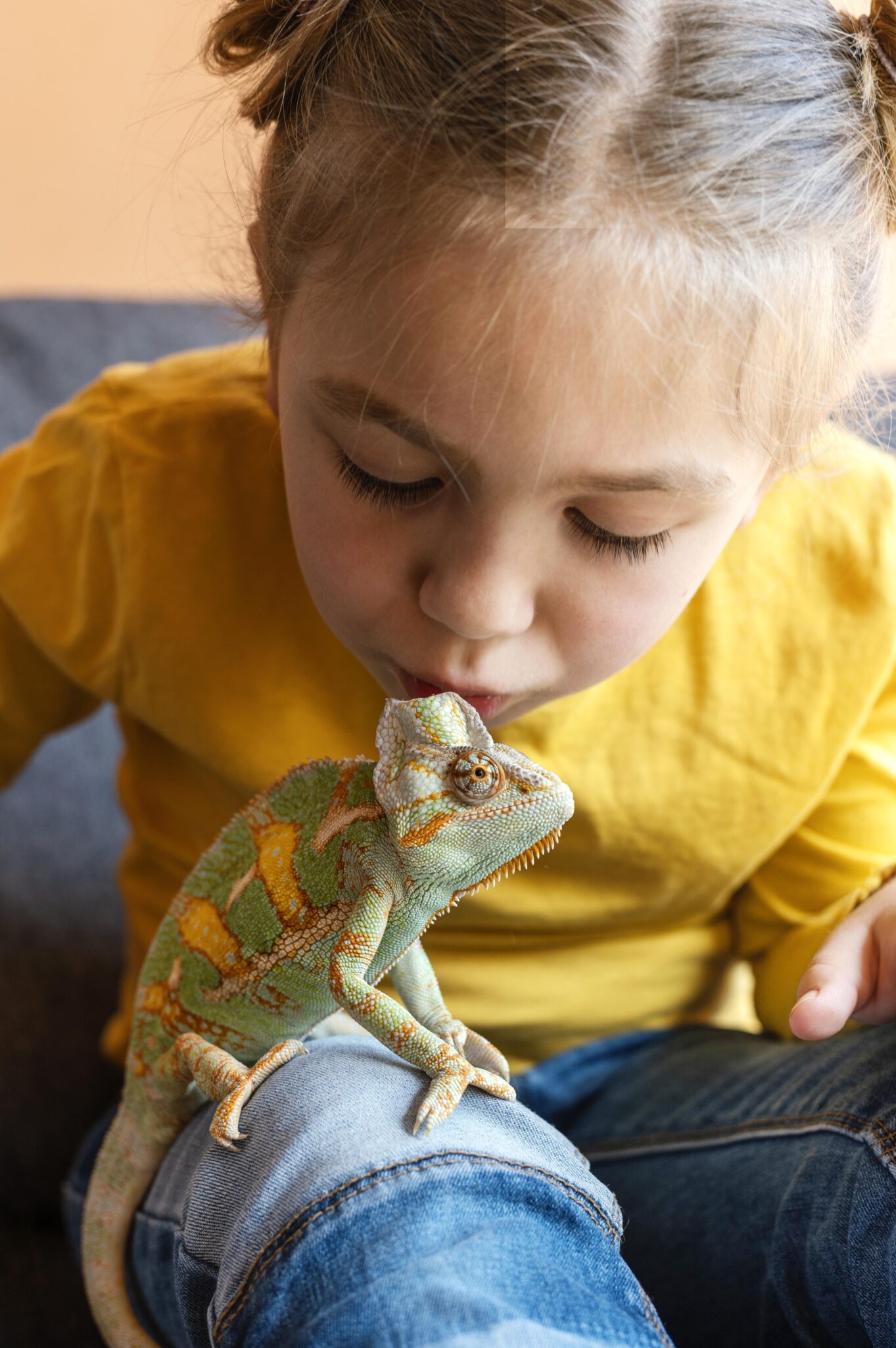 close-up-woman-kissing-chameleon